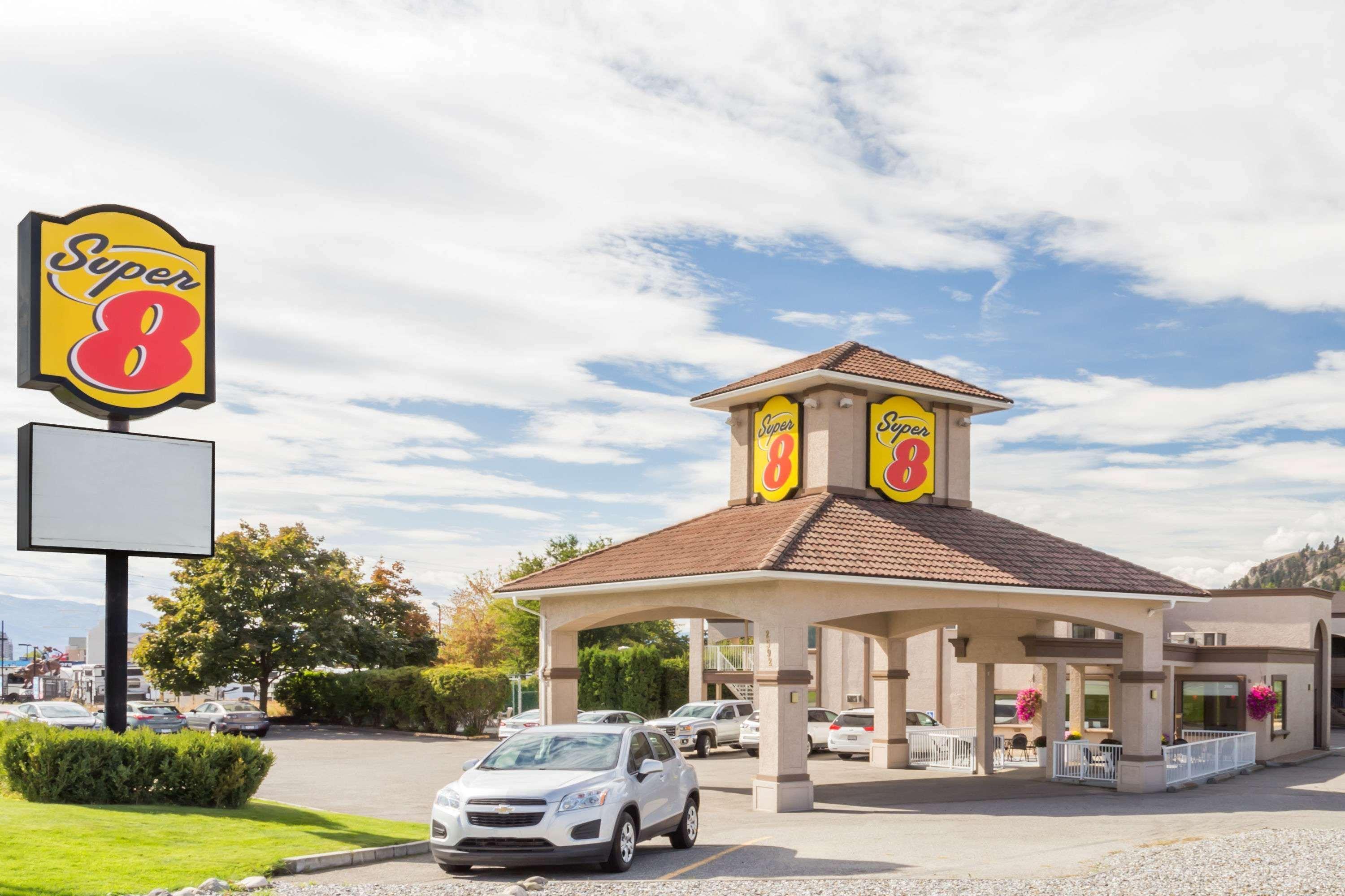 Super 8 By Wyndham Kelowna Bc Exteriör bild