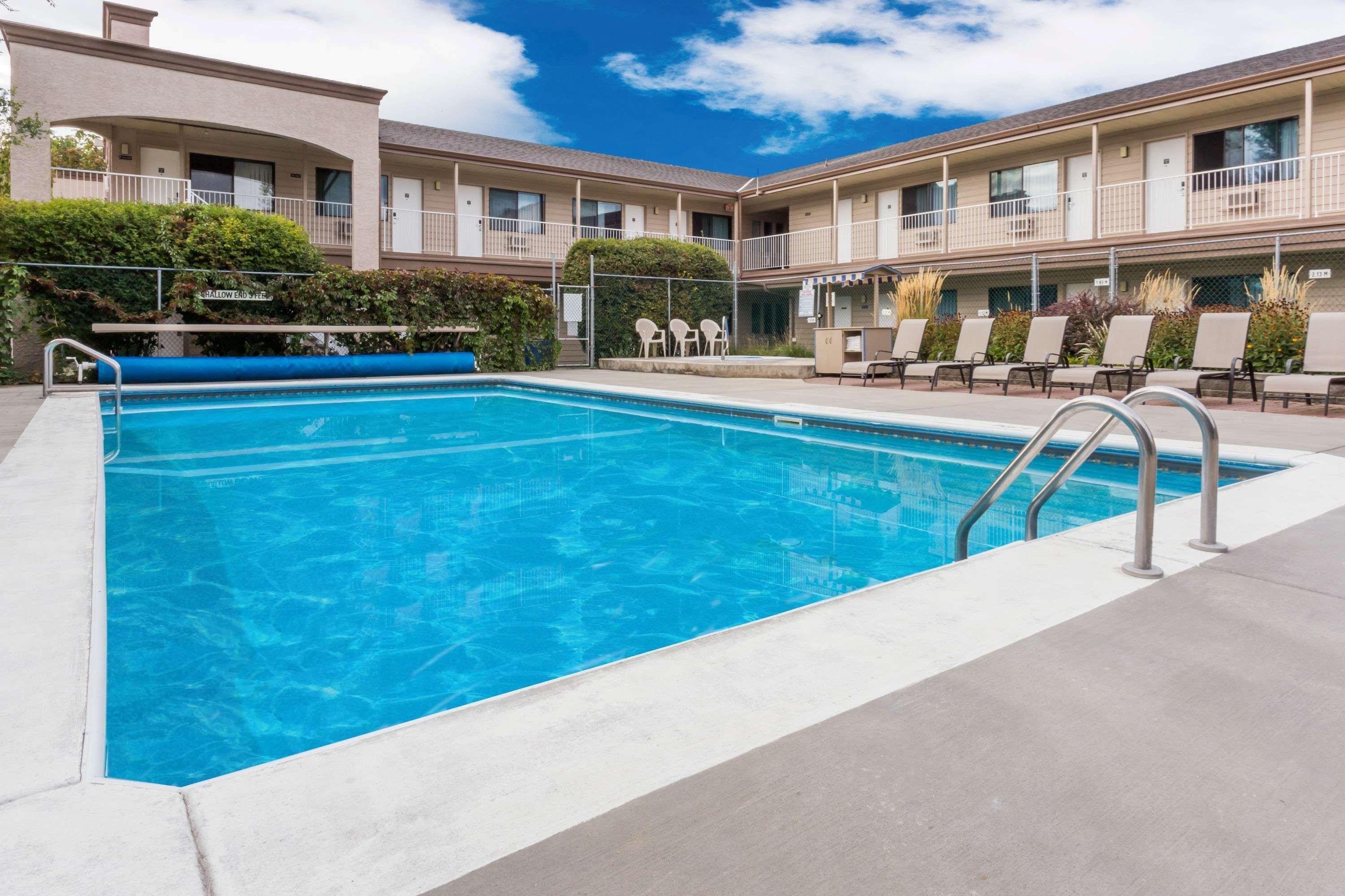 Super 8 By Wyndham Kelowna Bc Exteriör bild