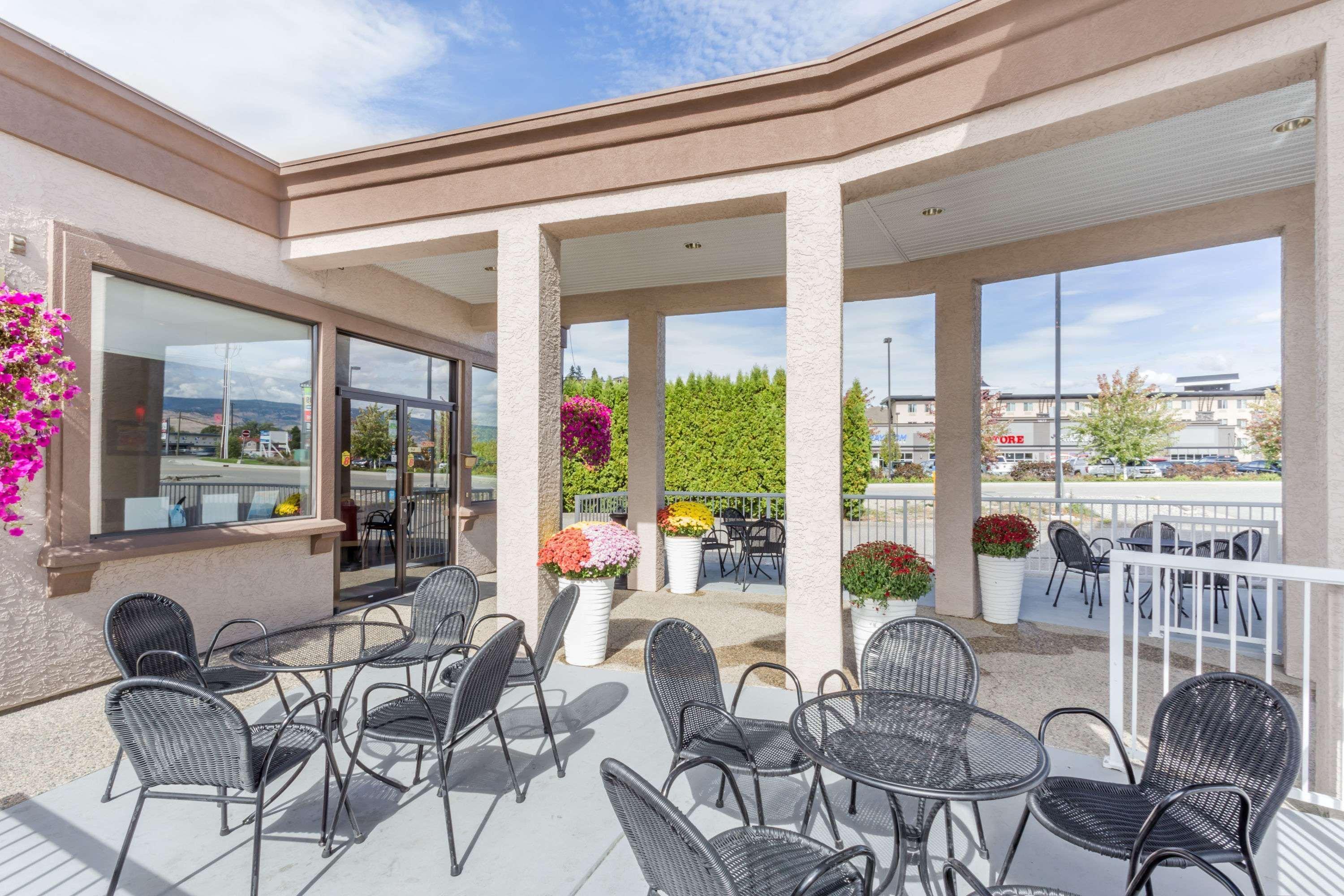 Super 8 By Wyndham Kelowna Bc Exteriör bild