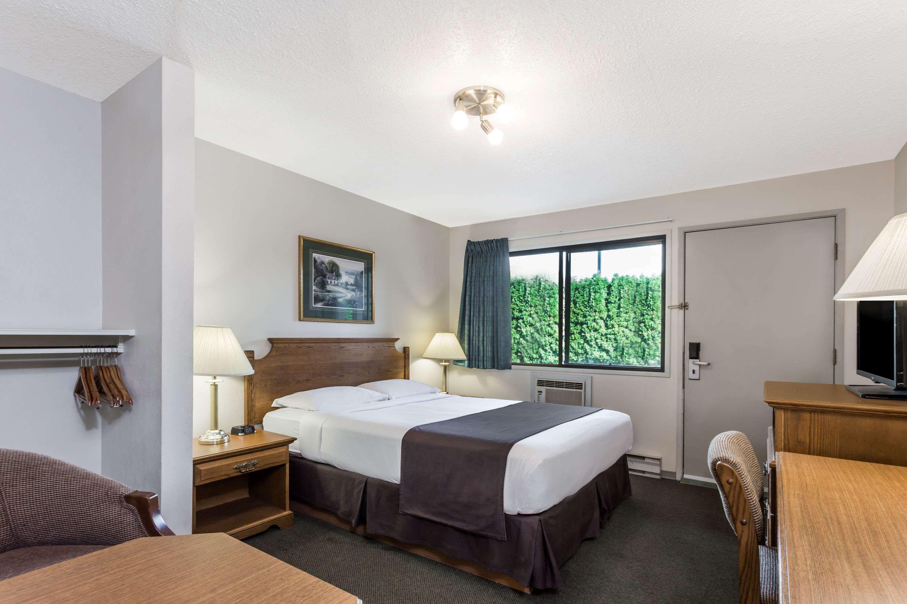 Super 8 By Wyndham Kelowna Bc Exteriör bild