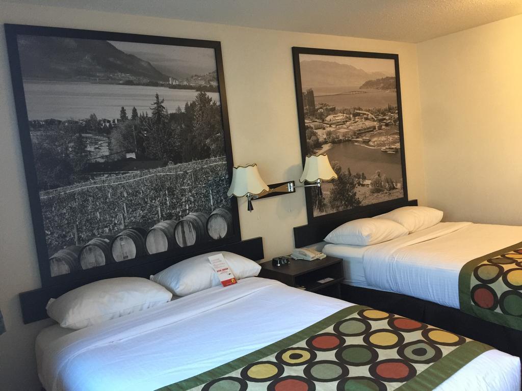 Super 8 By Wyndham Kelowna Bc Exteriör bild