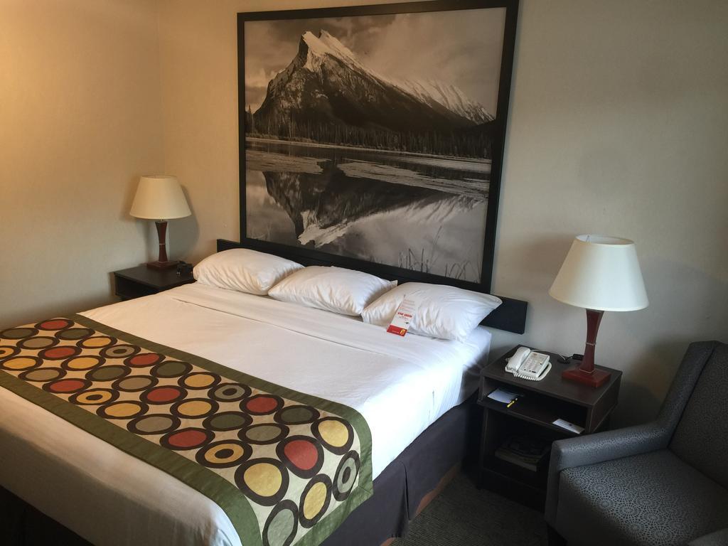 Super 8 By Wyndham Kelowna Bc Exteriör bild