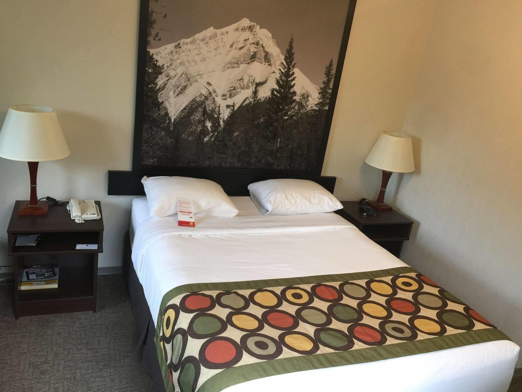 Super 8 By Wyndham Kelowna Bc Exteriör bild